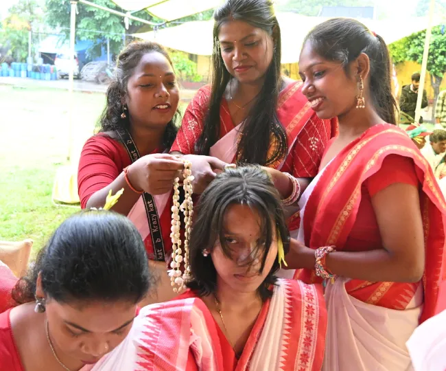 शहनाइ बरातघर में कर्मा पूजा के लिए तैयार हो रही युवतियां। जागरण